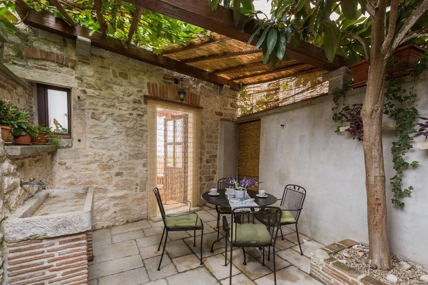 Strandnahes Inmitten Der Altstadt Mit Mediterranem Garten - Nur 150 Meter Zum Porec