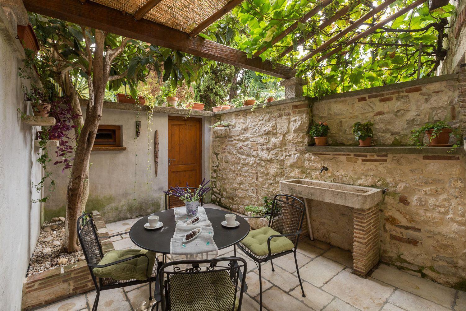 Strandnahes Inmitten Der Altstadt Mit Mediterranem Garten - Nur 150 Meter Zum * Porec